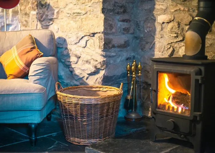 St Davids Hideaway With Roll-Top Bath & Log Burner