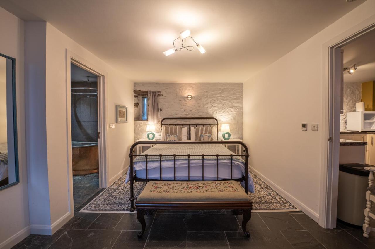 Apartment Hideaway With Roll-top Bath & Log Burner