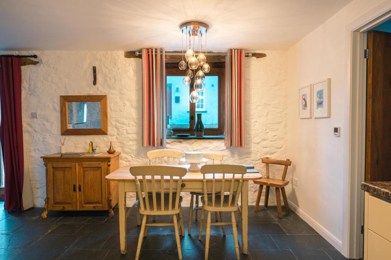 Hideaway With Roll-top Bath & Log Burner * St. Davids (Pembrokeshire)