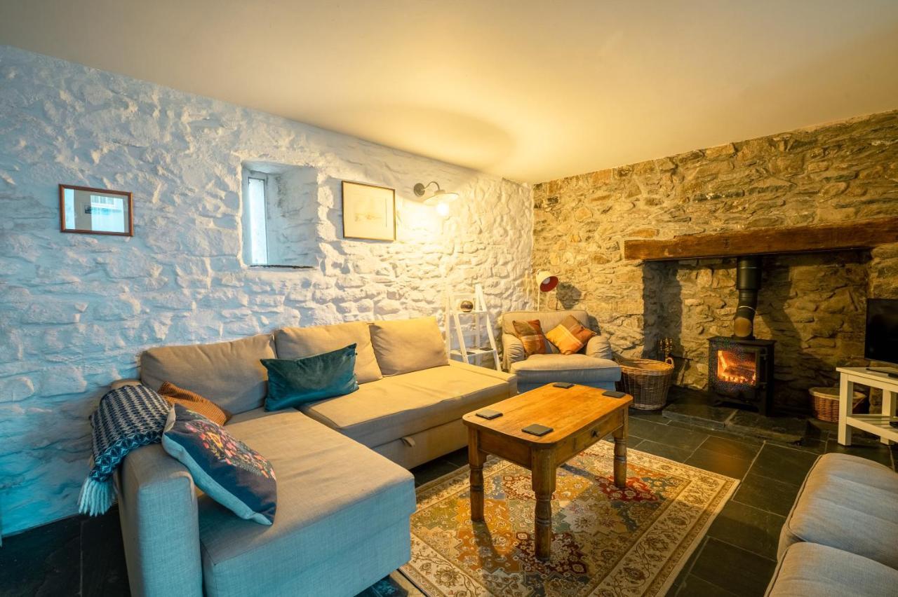 Hideaway With Roll-top Bath & Log Burner *